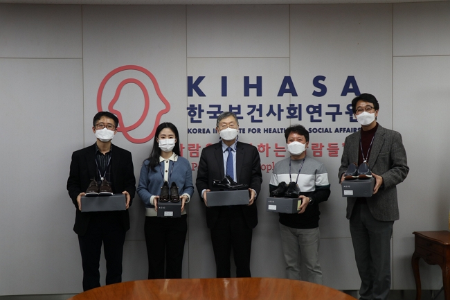 사회공헌활동으로 구두 납품 행사 열려-1