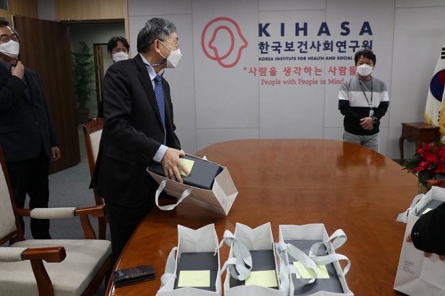 사회공헌활동으로 구두 납품 행사 열려-3
