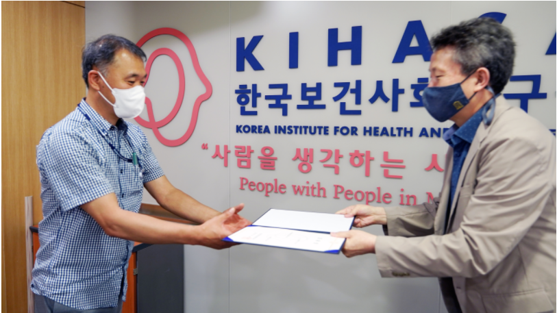 President Lee Presents Certificates of Appointment-4