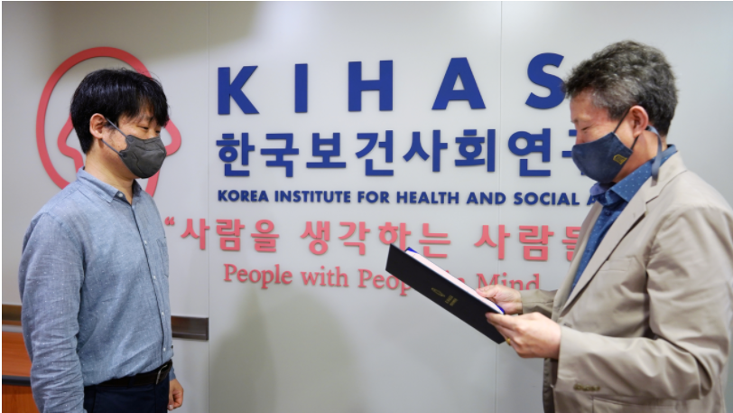 President Lee Presents Certificates of Appointment-5