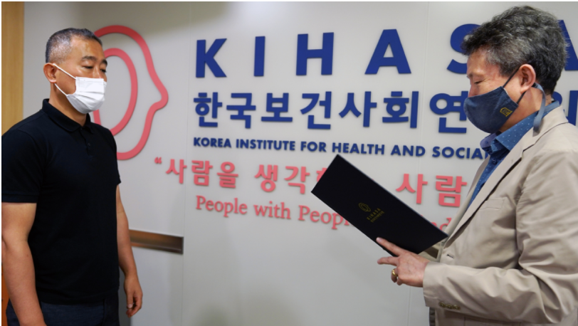 President Lee Presents Certificates of Appointment-9