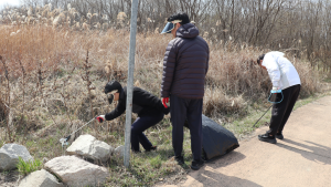 KIHASA Volunteer for Keum River Trail Clean-up-5