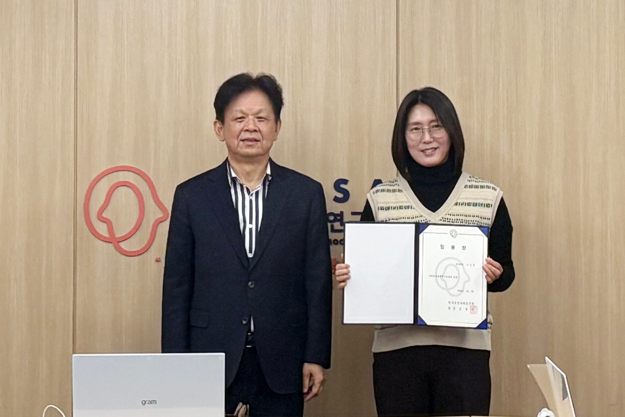 Presentation of Appointment Certificates to Newly Appointed Executives-1