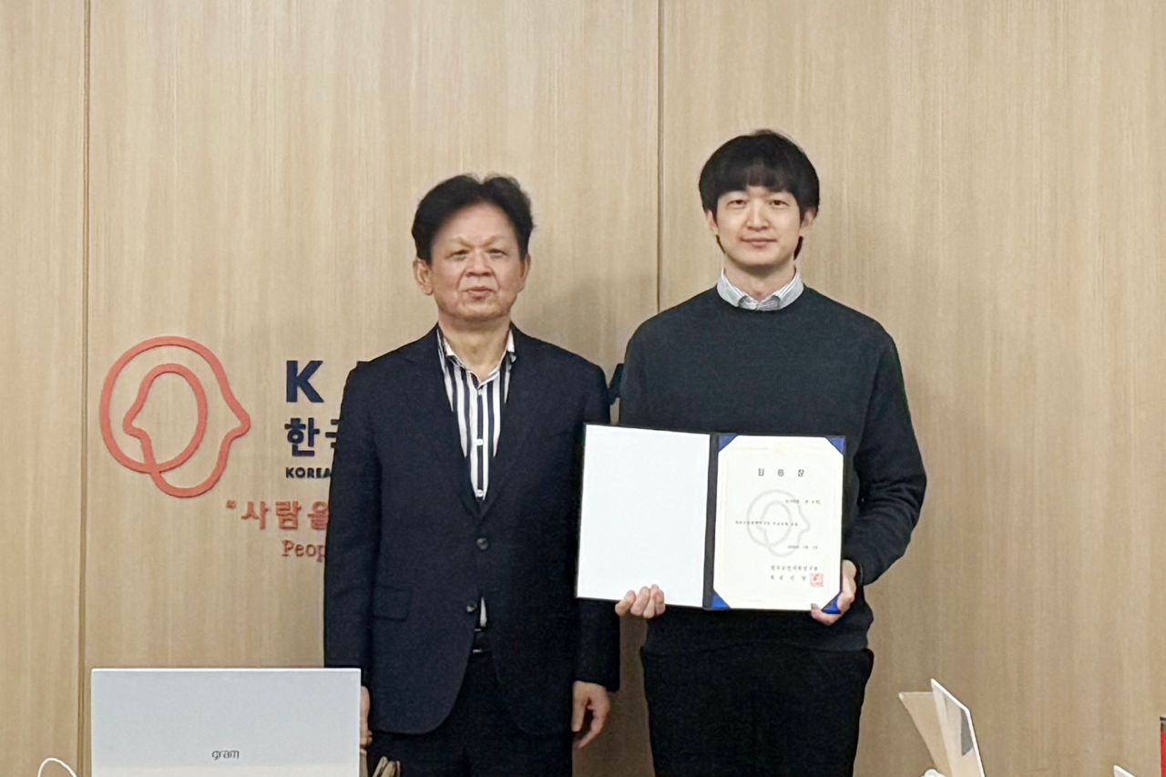 Presentation of Appointment Certificates to Newly Appointed Executives-2