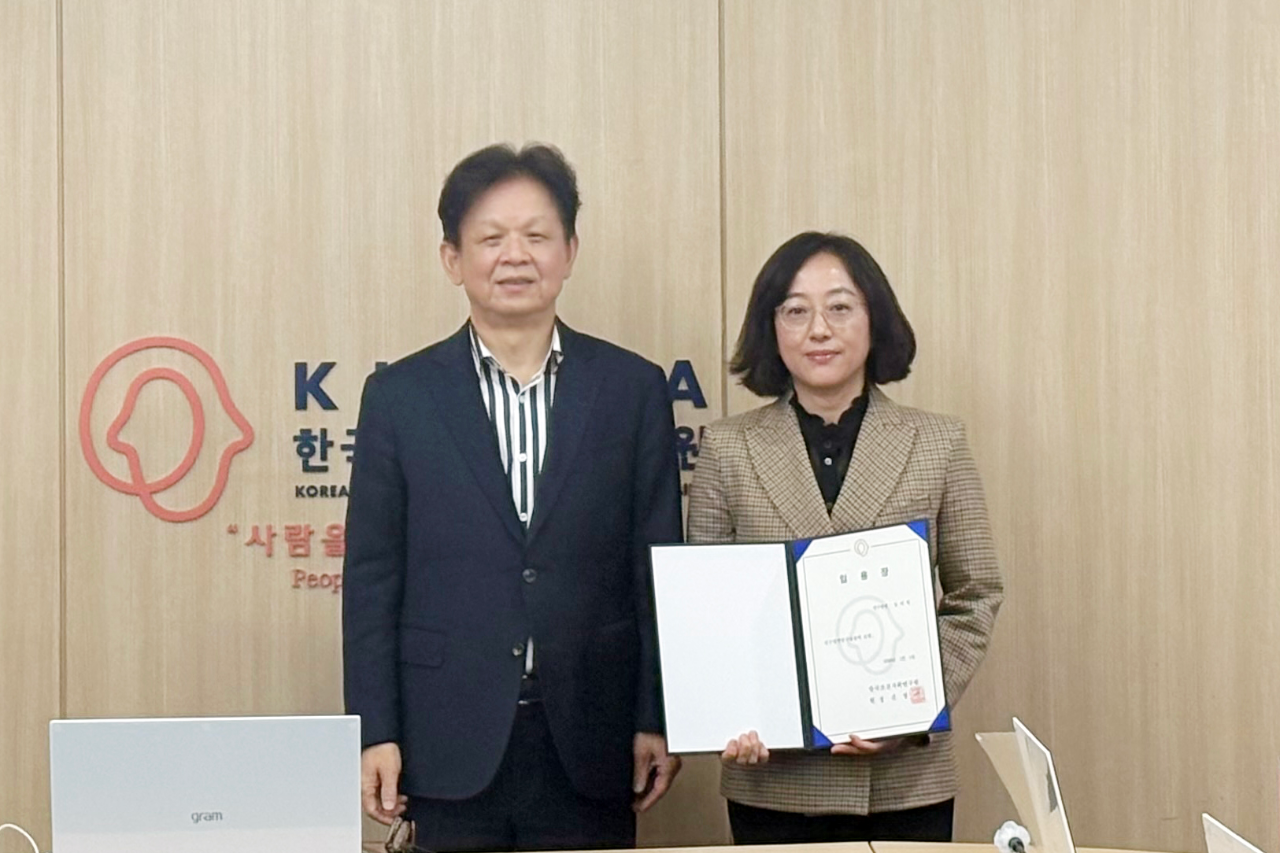 Presentation of Appointment Certificates to Newly Appointed Executives-3