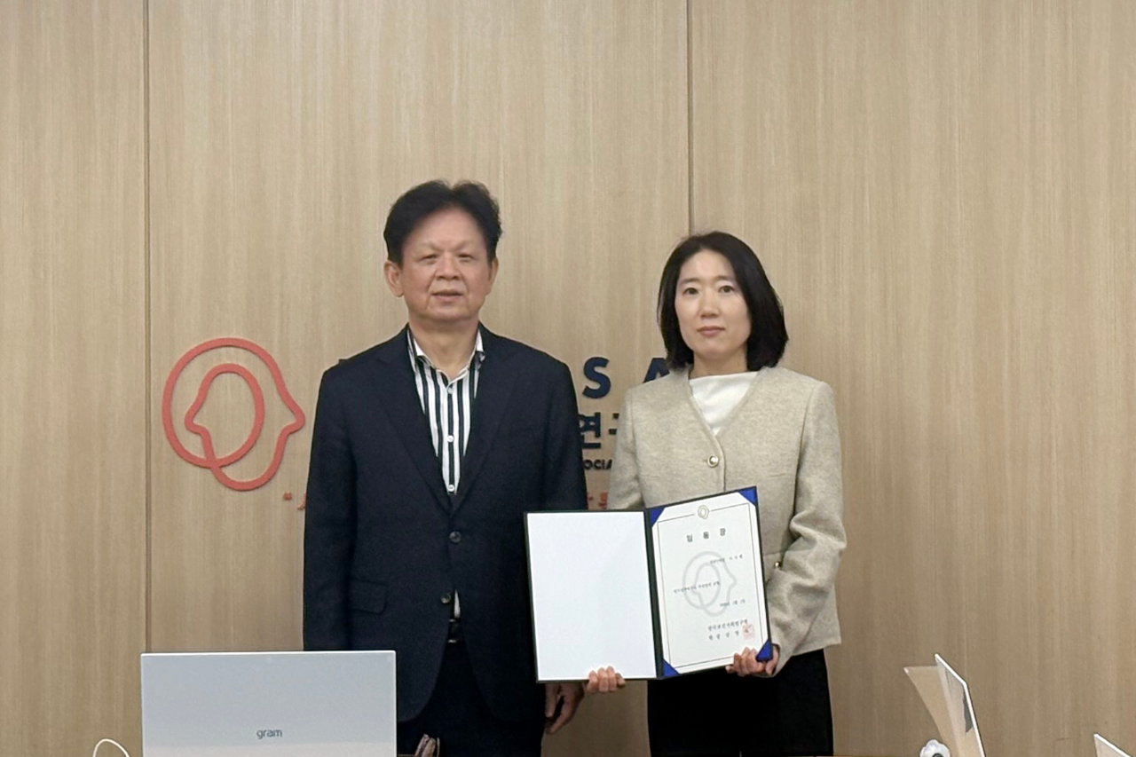 Presentation of Appointment Certificates to Newly Appointed Executives-4